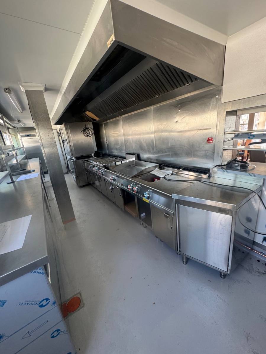 Restaurant La Nautique – Vieux-Port de Marseille | Installation d’un ensemble de cuisson, laverie, froid professionnel, four mixte Convotherm et inox sur mesure
